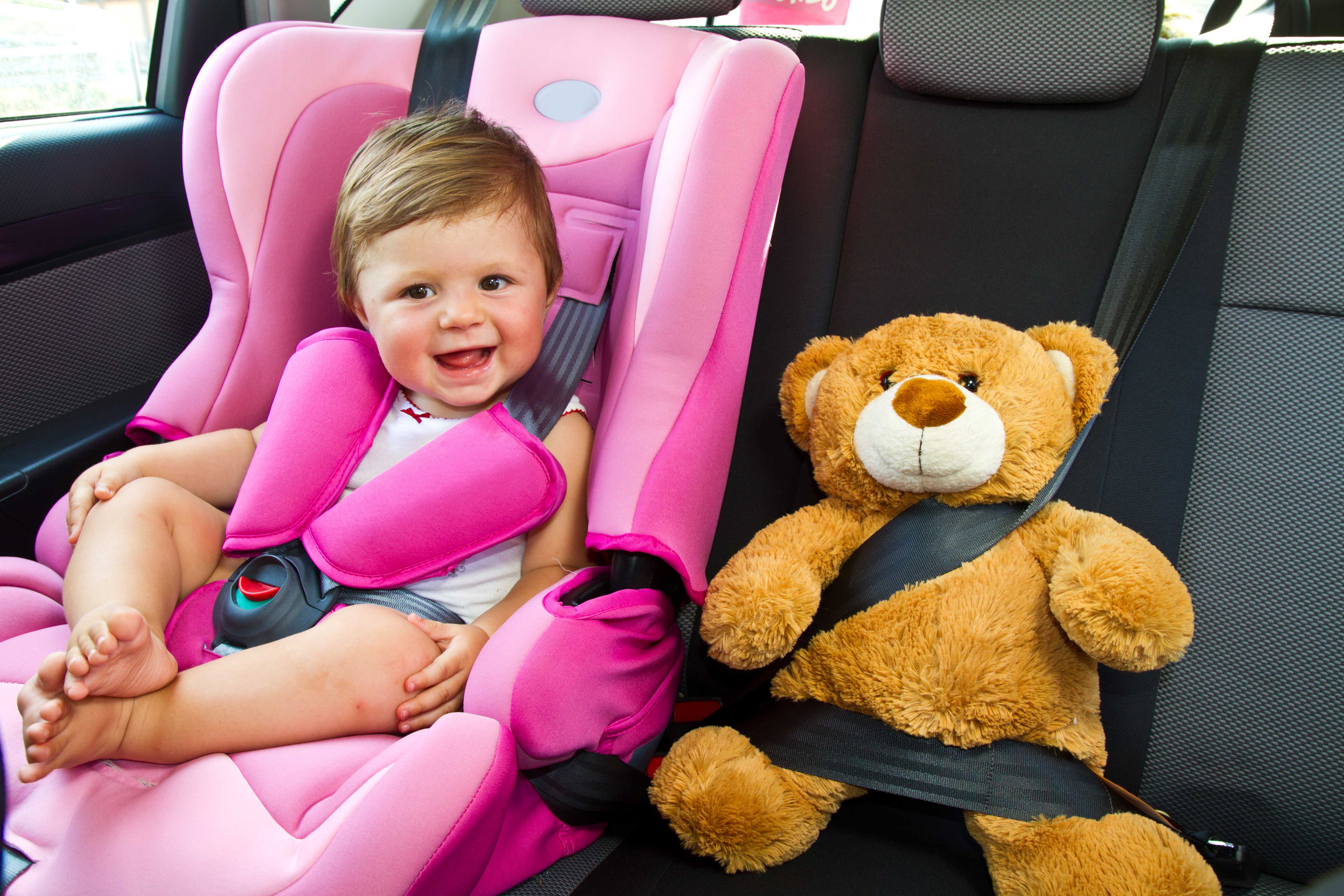 Пристегиваем ребенка в машине. Детское кресло. Ребенок в автокресле. Автомобильное кресло для детей. Кресло для детей в машину.